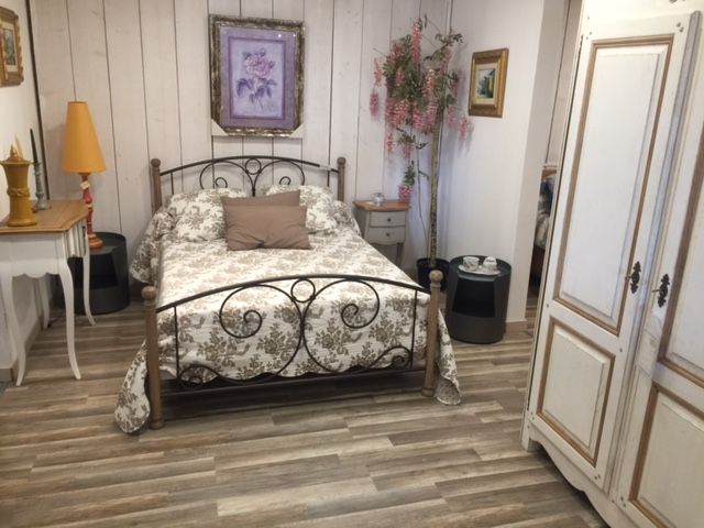 chambre provencale avec lit metal et bois au Luc en Provence